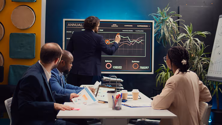 Equipo de negocios colaborando en iniciativas corporativas · ADN de Marca B2B · Compartamos Redes
