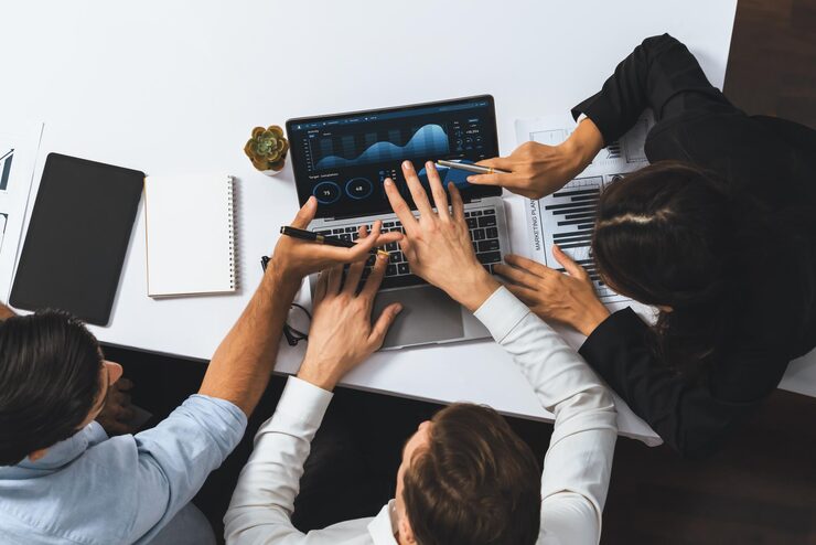 Equipo de analistas trabajando con datos financieros en laptop · Automatización de Ventas y CRM B2B · Compartamos Redes